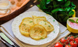 Nang hindi naghihintay na lumamig, ihain ang malalambot na pancake at tamasahin ang masarap na lasa. Bon appetit! 