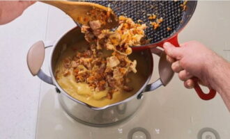 Gătiți ingredientele la foc moderat până când cartofii sunt moi, adăugați sare și amestecați cu un blender. Adăugați conținutul tigaii în piure.