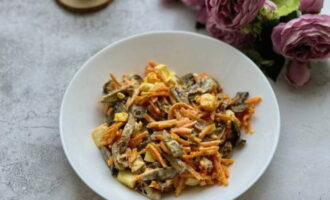 Salad tim gà và cà rốt Hàn Quốc đã sẵn sàng. Đặt trên đĩa phục vụ và thưởng thức!