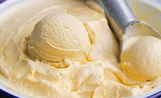 ไอศกรีมที่ทำจากครีม 10% และนมข้นพร้อมแล้ว ช่วยตัวของคุณเอง!