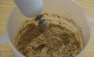 Para sa pagpuno, gamit ang isang panghalo, talunin ang malambot na mantikilya na may condensed milk at cocoa powder. Ilagay ang timpla sa istante ng refrigerator sa loob ng 60 minuto.