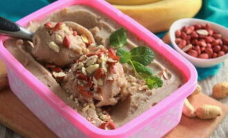 Nếu muốn, hãy thêm các loại hạt cắt nhỏ và bạc hà vào món ăn và lấy mẫu. Chúc ngon miệng!