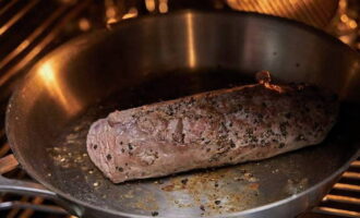 Trong một chảo rán khác, chiên thịt đã tẩm gia vị các mặt cho đến khi giòn, sau đó cho vào lò nướng ở nhiệt độ 180 độ trong 5 phút.