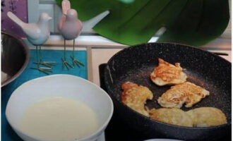 Sau đó cẩn thận lật lại và chiên trong 3-4 phút ở mặt thứ hai.