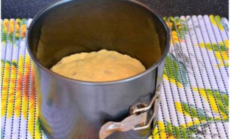 Ilagay ang kuwarta sa isang cake pan at maghurno ng isang oras sa 180 degrees. Ilagay ang kuwarta sa isang cake pan at maghurno ng isang oras sa 180 degrees.