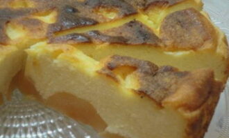 Ang luntiang cottage cheese casserole na may mga mansanas sa oven ay handa na. Tulungan mo sarili mo!