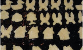Pagulungin ang mga cookies sa asukal at ilagay ang mga ito sa isang baking sheet na pinahiran ng langis ng gulay. Maghurno ng 10 minuto sa isang oven na preheated sa 180 degrees.