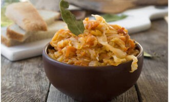 La col fregida amb ceba i pastanaga està llesta. Col·loqueu el sucós dolç als plats i serviu-lo!