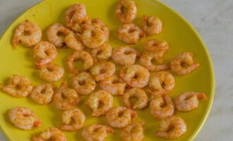 Transferiu les gambes daurades a un plat. 