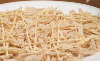 วางเนื้อไก่ในชั้นแรกบนจานแล้วทาด้วยมายองเนส