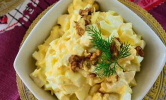 Kyckling Ryaba sallad med ananas enligt det klassiska receptet är klar. Strö över valnötter och servera!