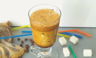 Frappe după rețeta clasică de acasă este gata. Încearcă o băutură rece revigorantă.