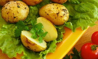 Khoai tây mới nướng nguyên vỏ đã sẵn sàng. Phục vụ tận bàn!