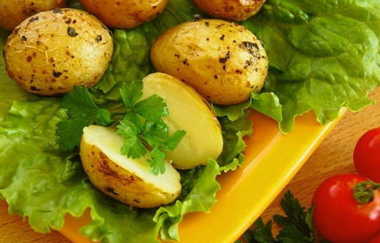 Khoai tây mới nướng trong lò