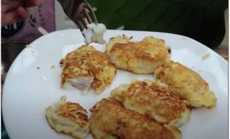 Chuyển cá thành phẩm vào khăn giấy để loại bỏ dầu thừa.