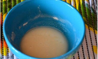 Para sa fudge, paghaluin ang powdered sugar sa gatas. Grasa ang natapos na cake na may pinaghalong. Para sa fudge, paghaluin ang powdered sugar sa gatas. Grasa ang natapos na cake na may pinaghalong.