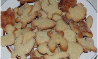 Ang mga homemade sugar cookies ay handa na sa oven. Ihain sa mesa!