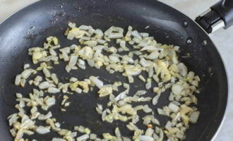 Afegiu la mantega restant i la ceba picada a la paella on es van fregir les gambes. Fregir durant uns minuts.
