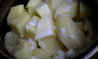 Aboqui la salsa de crema agra sobre aquests ingredients de manera uniforme.