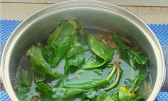 Se toarnă bulion peste ingrediente.