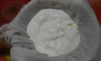 Ara anem a preparar la crema. Per a una millor qualitat, la crema agra es pot col·locar prèviament sobre diverses capes de gasa perquè s'escorre tot el sèrum.