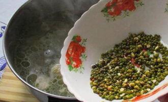 Koka upp buljongen med kycklingkött och ben. Ta ut den färdiga kycklingen och låt den svalna så att du kan skära den i bitar. Lägg den förberedda mungbönan i buljongen.