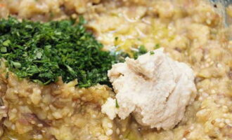 We sturen hier ook tahini en gehakte kruiden naartoe.