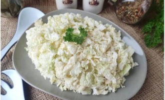 Dekorera den förberedda Swan Down-salladen med kinakål efter eget tycke och du kan genast servera den till bordet. Salladen, täckt med något, håller sig bra i kylen i upp till 3 dagar. Smaklig måltid! 