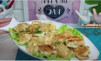 Đặt thịt lựu đã chiên vào chảo rán lên đĩa, thêm rau thơm và thưởng thức. Chúc ngon miệng!