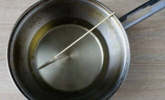 Turnați ulei vegetal inodor într-o cratiță mare. Încinge uleiul și testează-l cu o frigărui de lemn. Dacă încep să se formeze bule în jurul lemnului, uleiul este suficient de fierbinte pentru a începe coacerea churros-ului. 