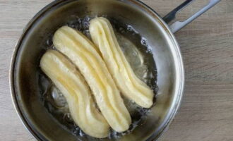 Stoarceți aluatul în ulei dintr-o pungă de patiserie cu duza dintata; îl puteți tăia în porții cu foarfecele. Se prăjesc churros la foc mediu timp de 3-4 minute, întorcând din când în când copturile.