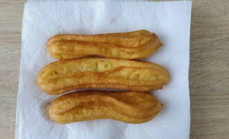 Churros-urile finite vor crește în volum și vor deveni aurii. Ștergeți-le din ulei pe șervețele de hârtie.