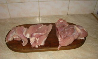 Hugasan ang baboy at gupitin sa mga piraso.