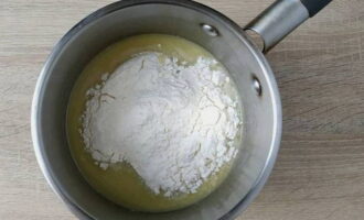 Adăugați făina cernută în amestecul de unt.