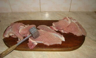 Talunin ang bawat layer ng karne gamit ang isang martilyo sa kusina. Ngunit huwag gawing masyadong manipis ang mga chops para mapanatiling makatas ang baboy.