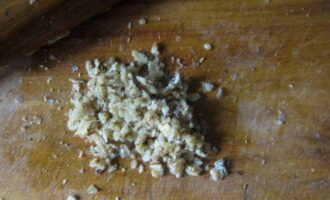 ทำความสะอาดวอลนัท. เมล็ดสามารถสับด้วยมีด, บดในครกหรือบดด้วยไม้กลิ้ง 