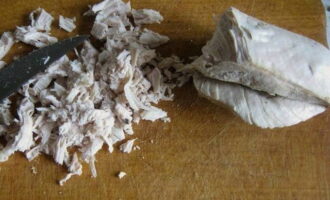 หั่นเนื้อไก่ต้มเป็นชิ้นเล็กๆ ขูดแครอทดิบ