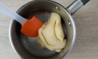 Fără a scoate tigaia de pe foc, amestecați aluatul până devine neted și strălucitor. Acest lucru vă va dura 3-4 minute.