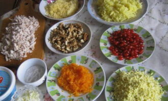 ปอกเปลือกไข่ต้ม แยกไข่ขาวออกจากไข่แดง ขูดผลิตภัณฑ์เหล่านี้แยกกัน ส่วนผสมทั้งหมดพร้อมแล้ว คุณสามารถดำเนินการประกอบได้