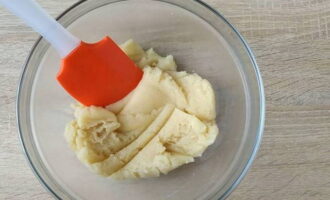 Puneți aluatul choux rezultat într-un castron și frământați-l cu o spatulă pentru încă 5 minute.