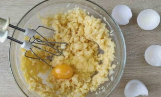 Apoi, amestecați toate ouăle de pui în aluat unul câte unul. Acest lucru se poate face cu o spatulă sau un mixer.