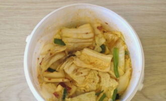 Trong 2-3 ngày nữa, kim chi bắp cải sẽ sẵn sàng.