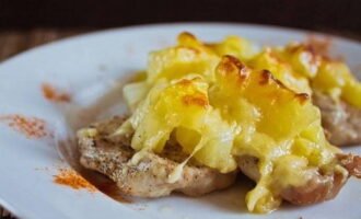 Ilagay ang kawali sa preheated oven. Ang pinakamababang oras ng pagluluto ay kalahating oras. Ngunit depende sa kapangyarihan ng iyong appliance sa kusina, maaaring mas tumagal ito. Kapag ang cheese crust ay browned at naging appetizing, suriin ang kahandaan ng karne. Kung handa na ito, maaari kang maghatid ng baboy na may mga pinya sa Pranses sa mesa. Bon appetit!