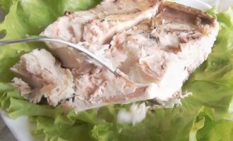 Lacedra nướng trong giấy bạc trong lò đã sẵn sàng. Phục vụ và thưởng thức!