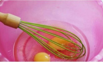 Trong một thùng chứa làm việc, trộn nước, trứng, dầu thực vật và muối.