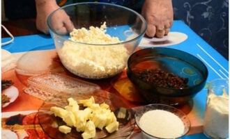 Primer de tot, mesura tots els ingredients per fer la Pasqua segons la recepta.