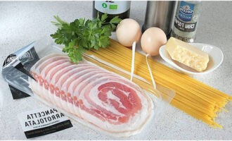 Ihanda kaagad ang mga sangkap para sa ulam, ayon sa mga sukat ng recipe. Mas mainam na pumili ng hiniwang brisket.