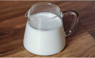 Låt oss förbereda de nödvändiga ingredienserna. Glass kan endast göras med grädde, men i extrema fall, om det inte finns tillräckligt med grädde, kan du tillsätta mjölk.