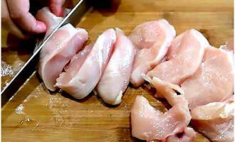 Cắt phi lê gà thành khối nhỏ.