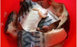 Chúng ta lấy cá băm làm sẵn hoặc xay phi lê cá trong máy xay thịt. Bởi vì Tôi có cả một con cá thu nên tôi rửa sạch, cắt nhỏ, làm sạch, lấy xương và xoắn lại.